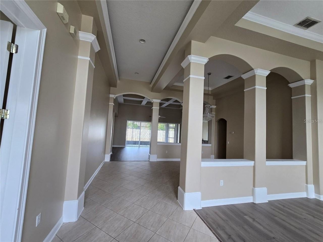13613 Larsen Ln - Photo 3 of 24
