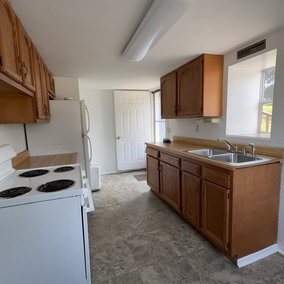 547 W Long Ave Apt B - Photo 2 of 7