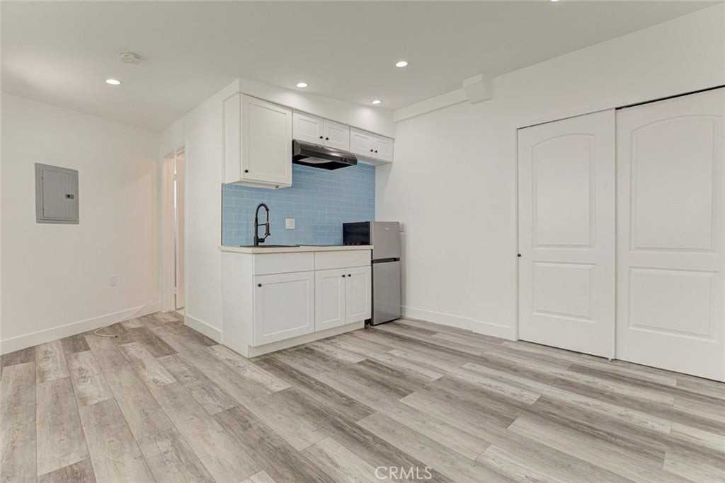 18413 1/2 Erwin St - Photo 3 of 7