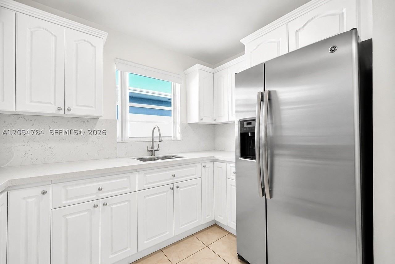 3233 Sw 25th St #2 - Photo 6 of 28