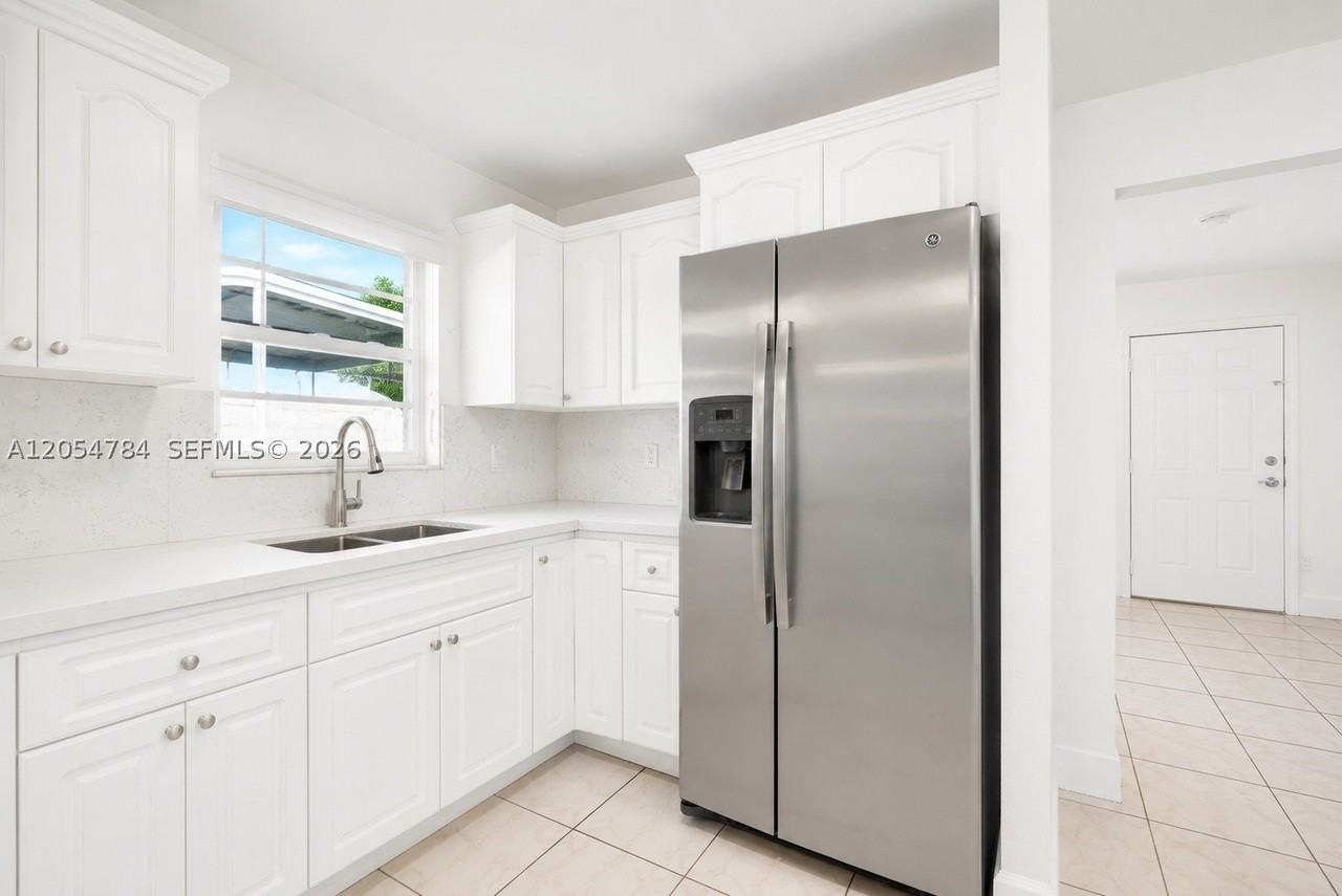 3233 Sw 25th St #2 - Photo 7 of 28