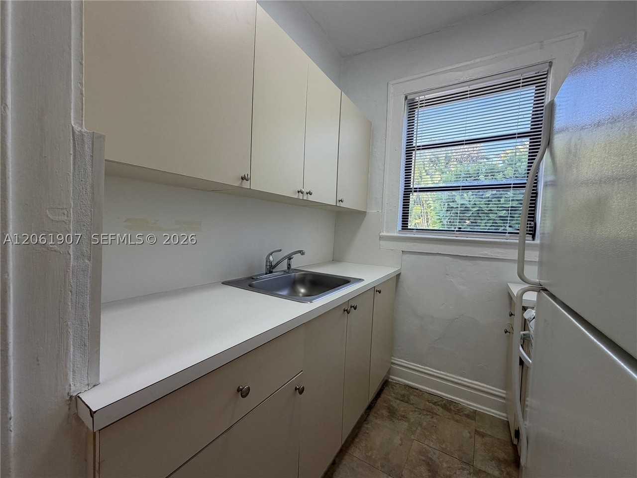 320 Mendoza Ave #6 - Photo 5 of 9