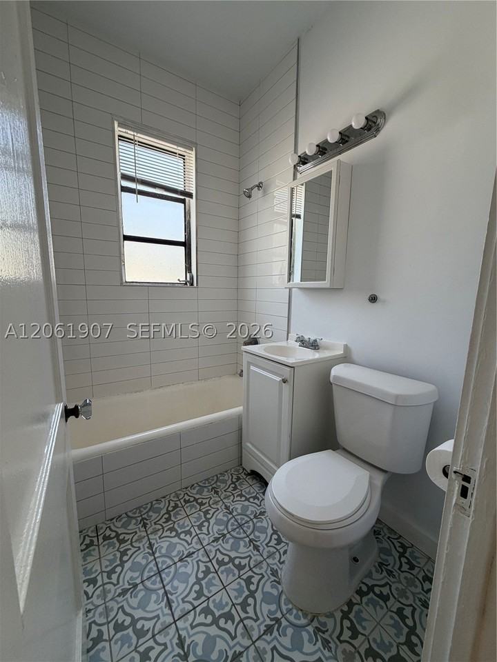 320 Mendoza Ave #6 - Photo 7 of 9