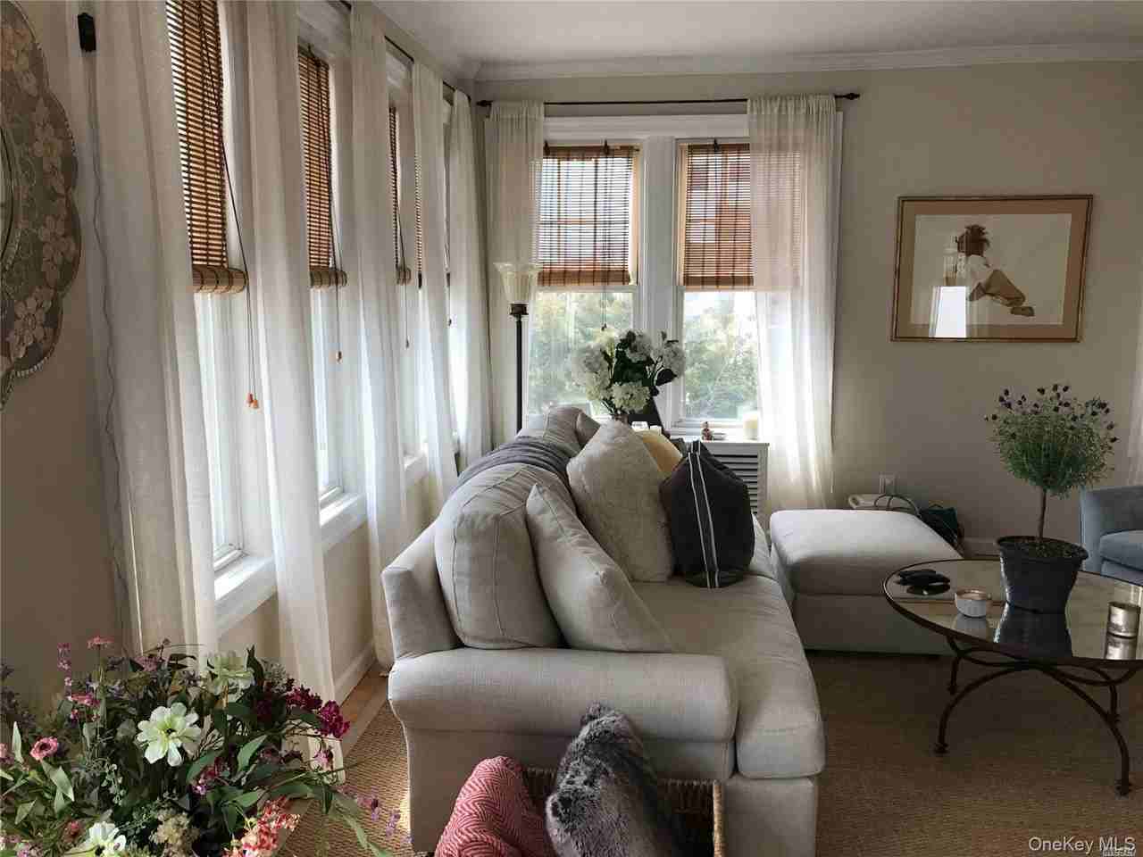 517 E Market St - Photo 2 of 12