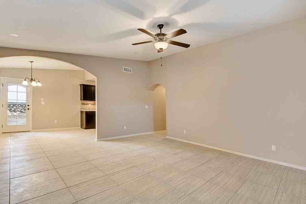 6097 Vintage St - Photo 5 of 38