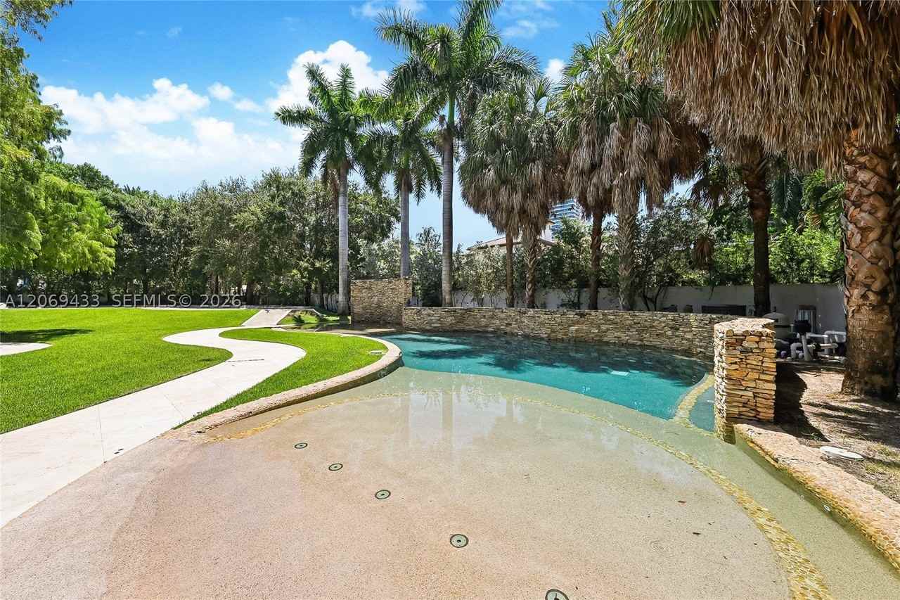 180 Ocean Blvd - Photo 5 of 43
