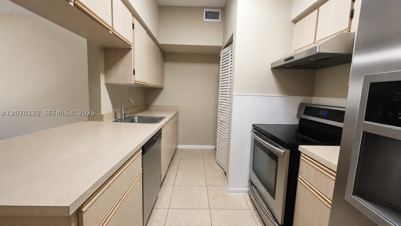 18332 Nw 68th Ave #H - Photo 4 of 8
