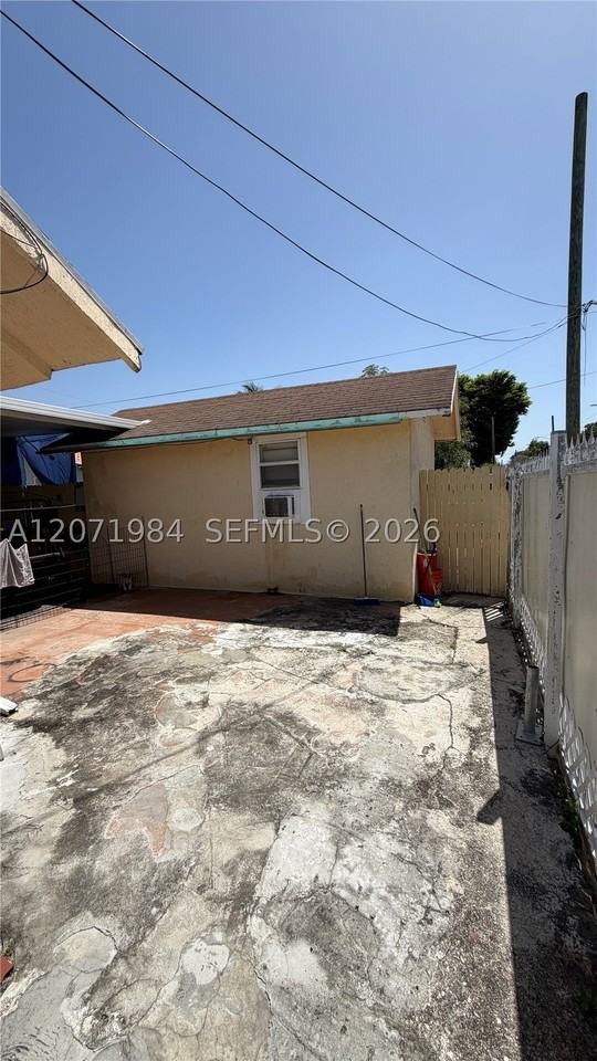 2027 Nw 1st Ter #R - Photo 4 of 18