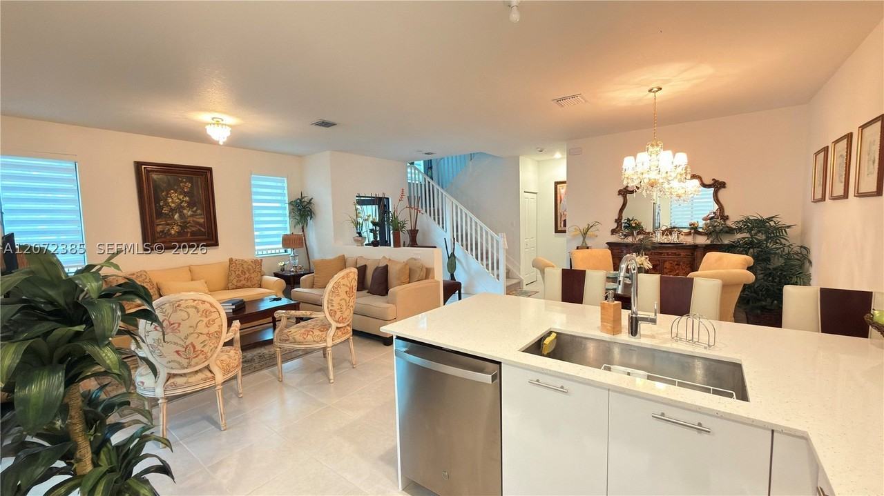 8388 Nw 49th St - Photo 4 of 33
