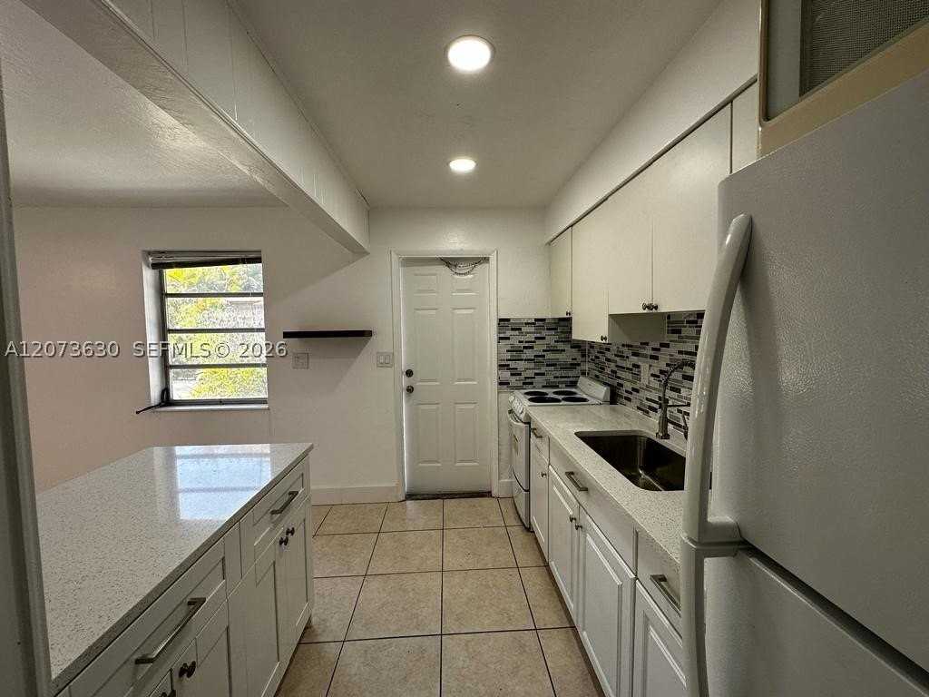 2115 N 17th Ct #3 - Photo 2 of 13