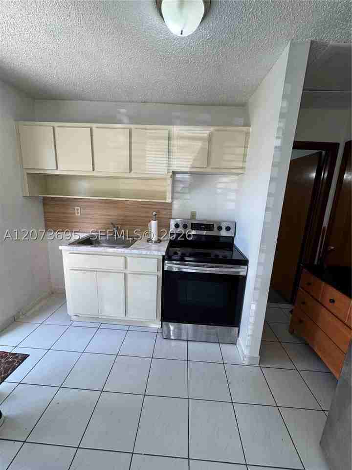 5530 E 6th Ave #101 - Photo 5 of 12