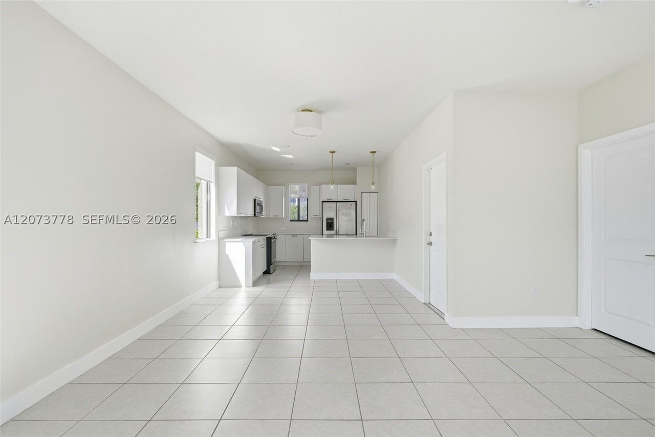 4426 Nw 83rd Pkwy #0 - Photo 4 of 43
