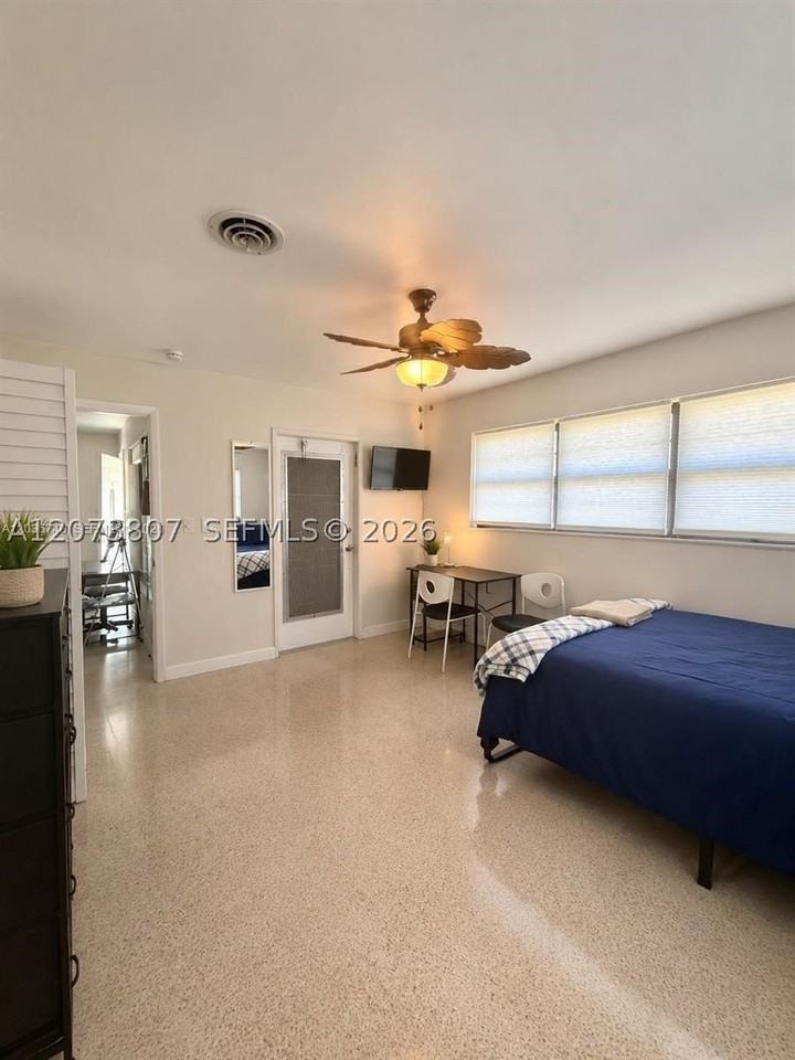 3202 Pierce St - Photo 3 of 9