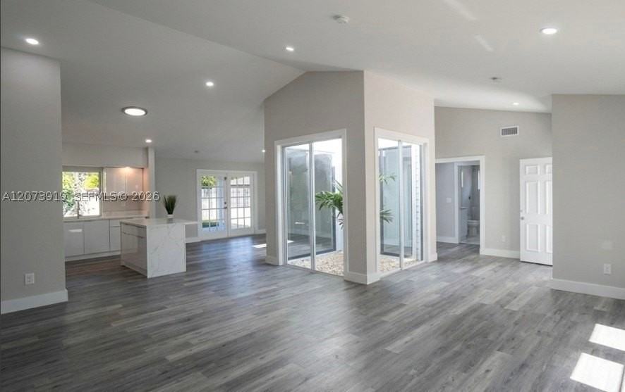 333 Ne Greenbrier Ave - Photo 3 of 11