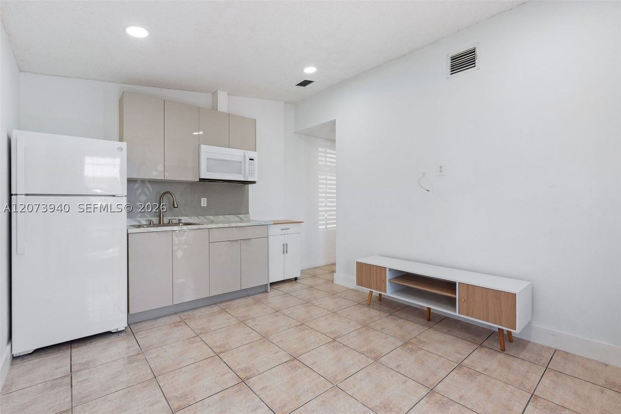 11259 Nw 88th Ave - Photo 4 of 12