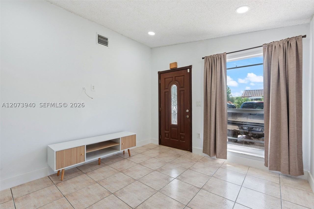 11259 Nw 88th Ave - Photo 5 of 12