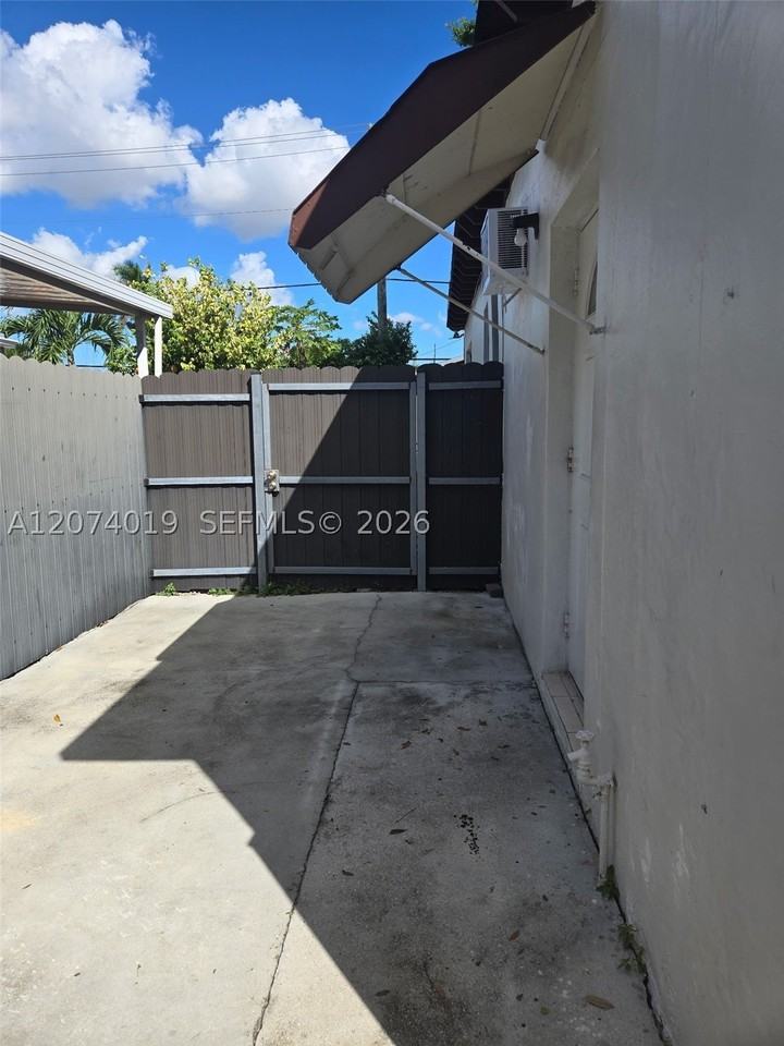 7785 Sw 36th St #BACK - Photo 2 of 9