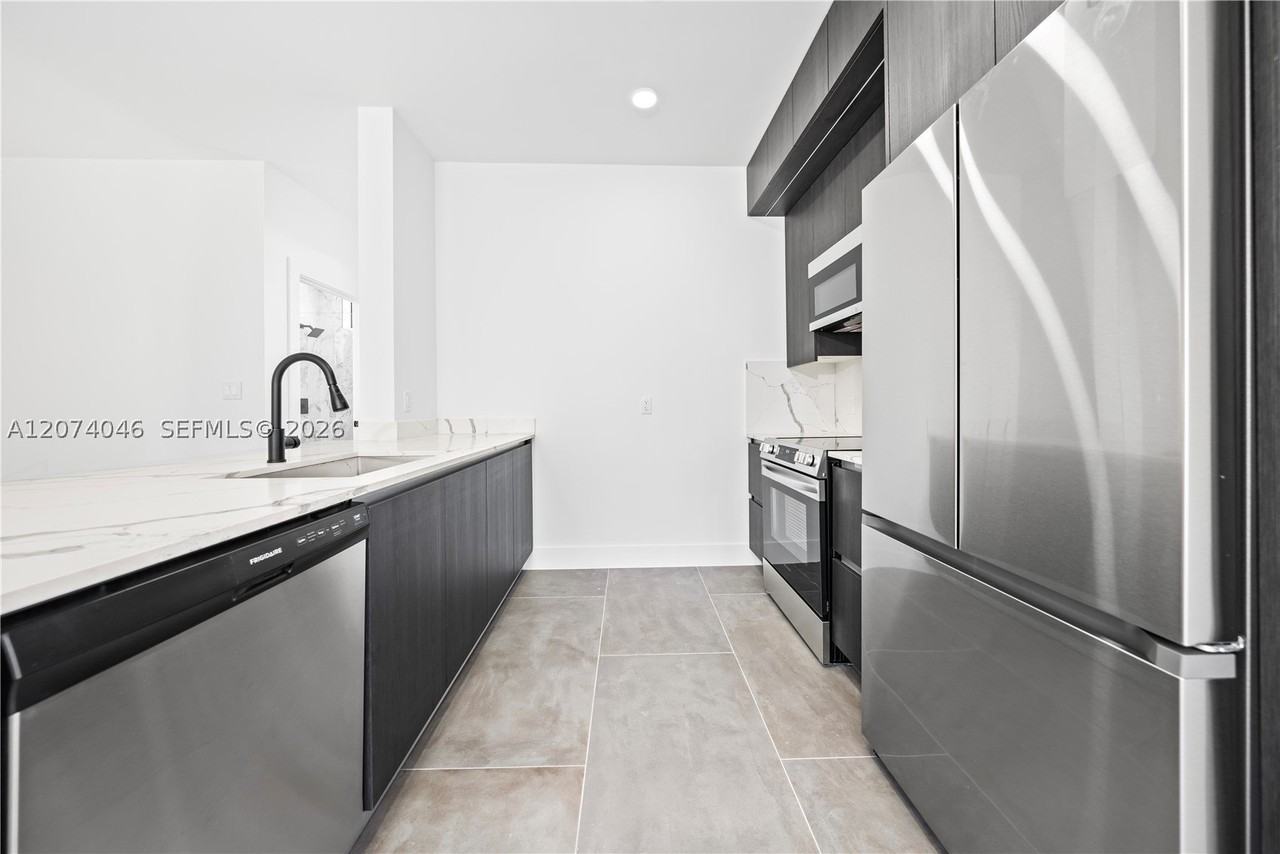 1780 Nw 5th St - Photo 3 of 24