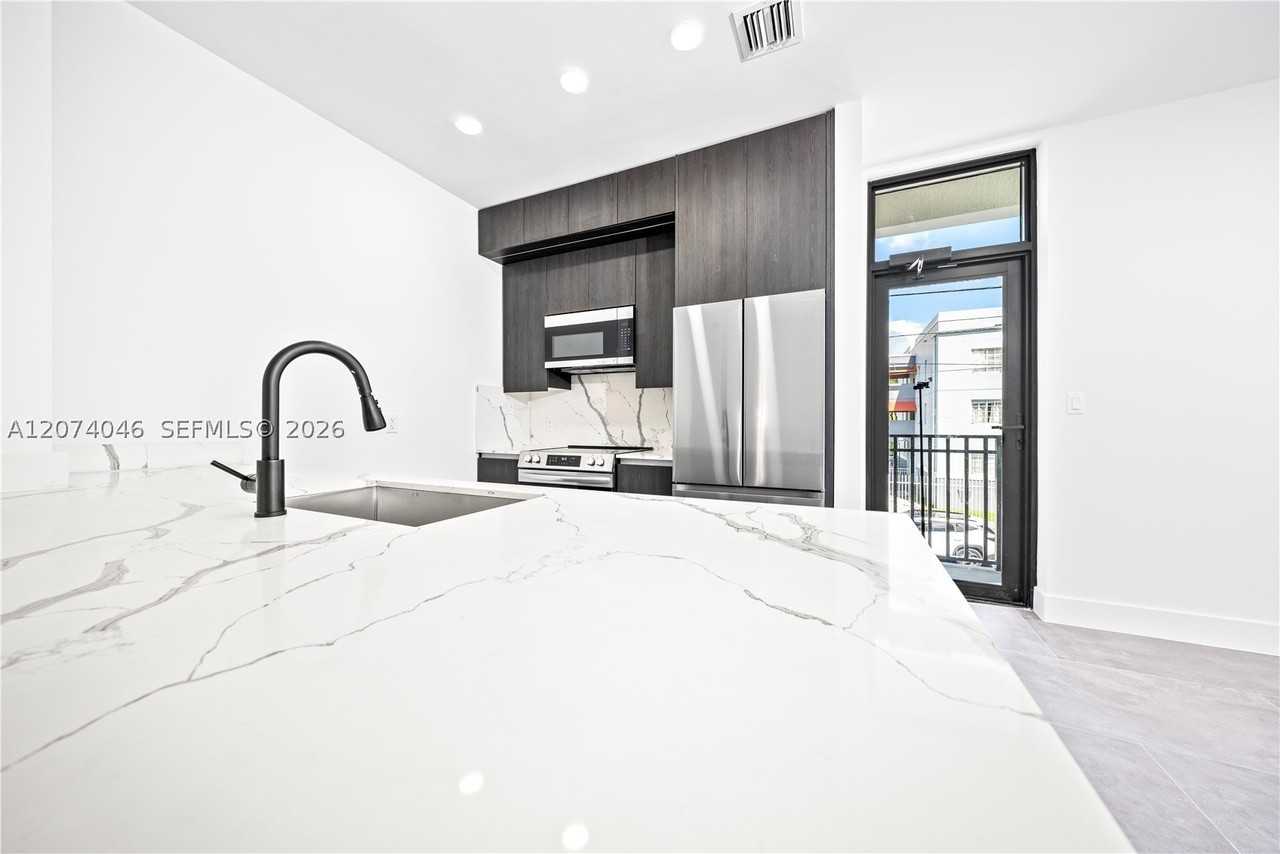 1780 Nw 5th St - Photo 4 of 24