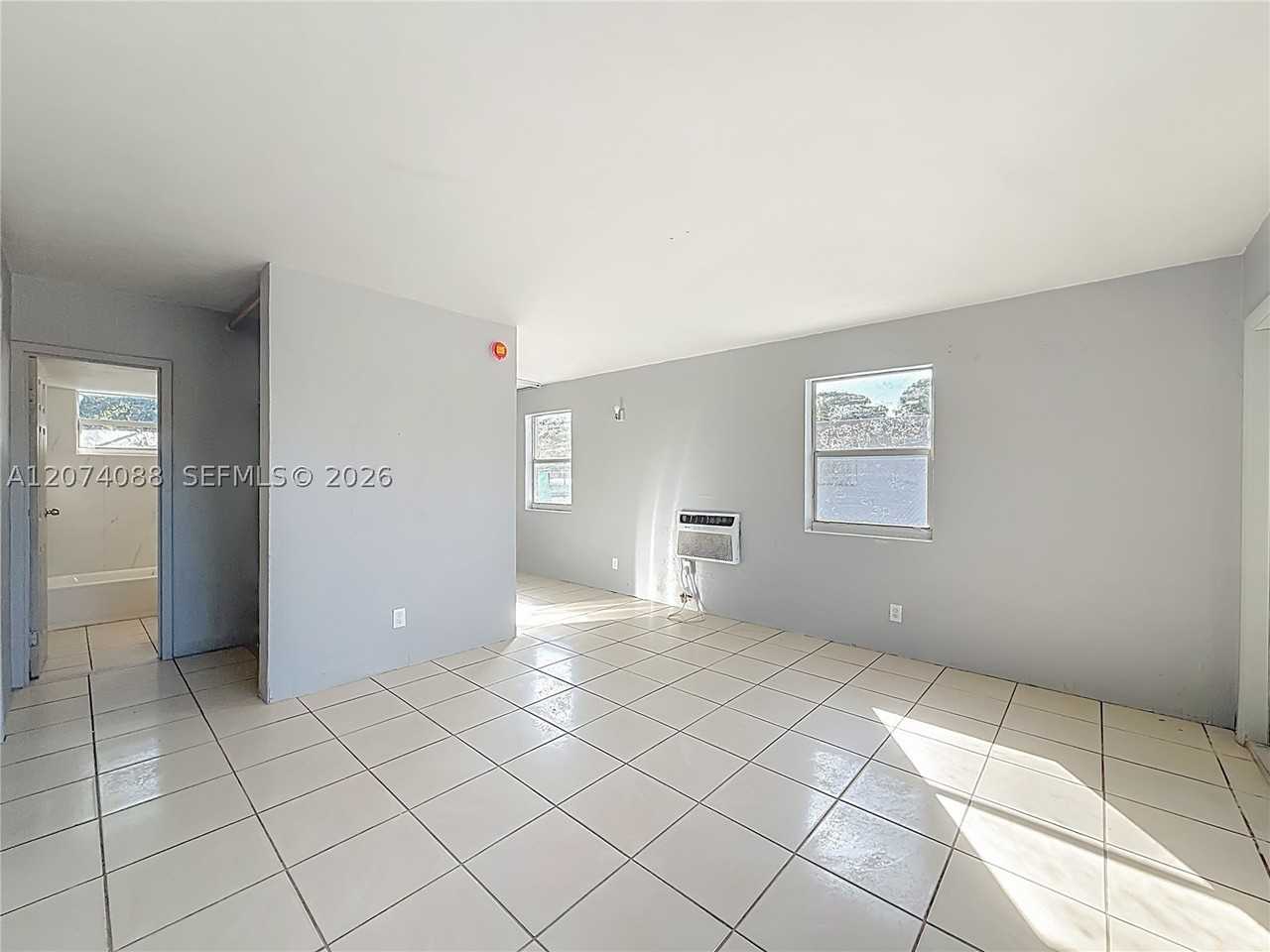 2408 Nw 8th St - Photo 3 of 17