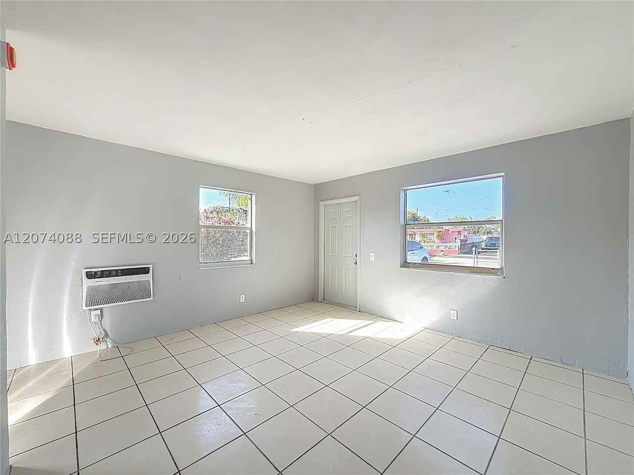 2408 Nw 8th St - Photo 4 of 17
