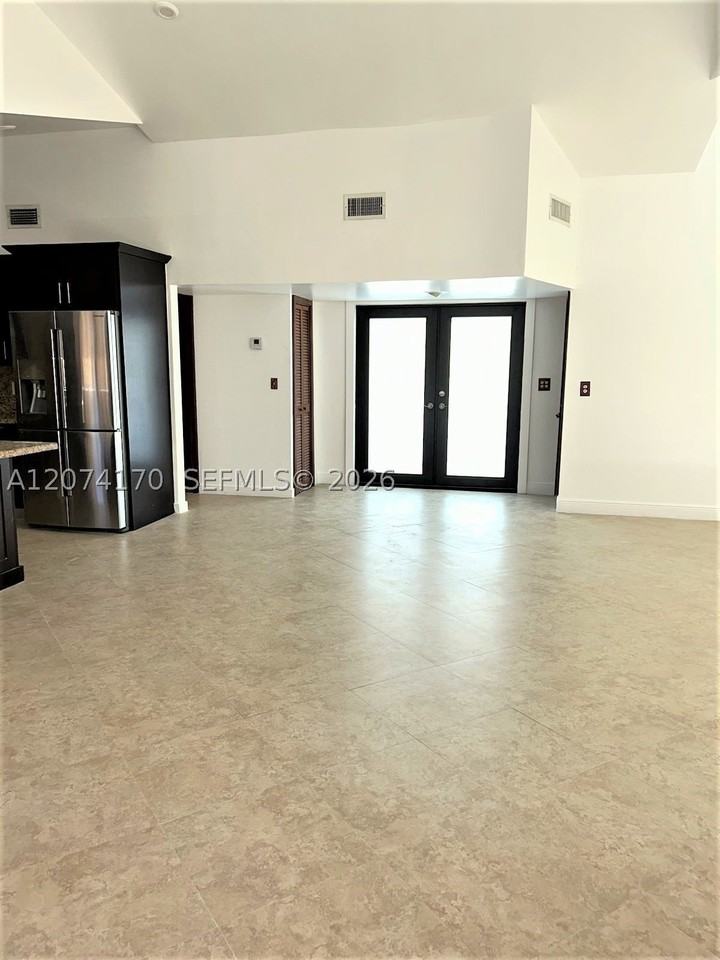 10020 Sw 91st Ter - Photo 4 of 45