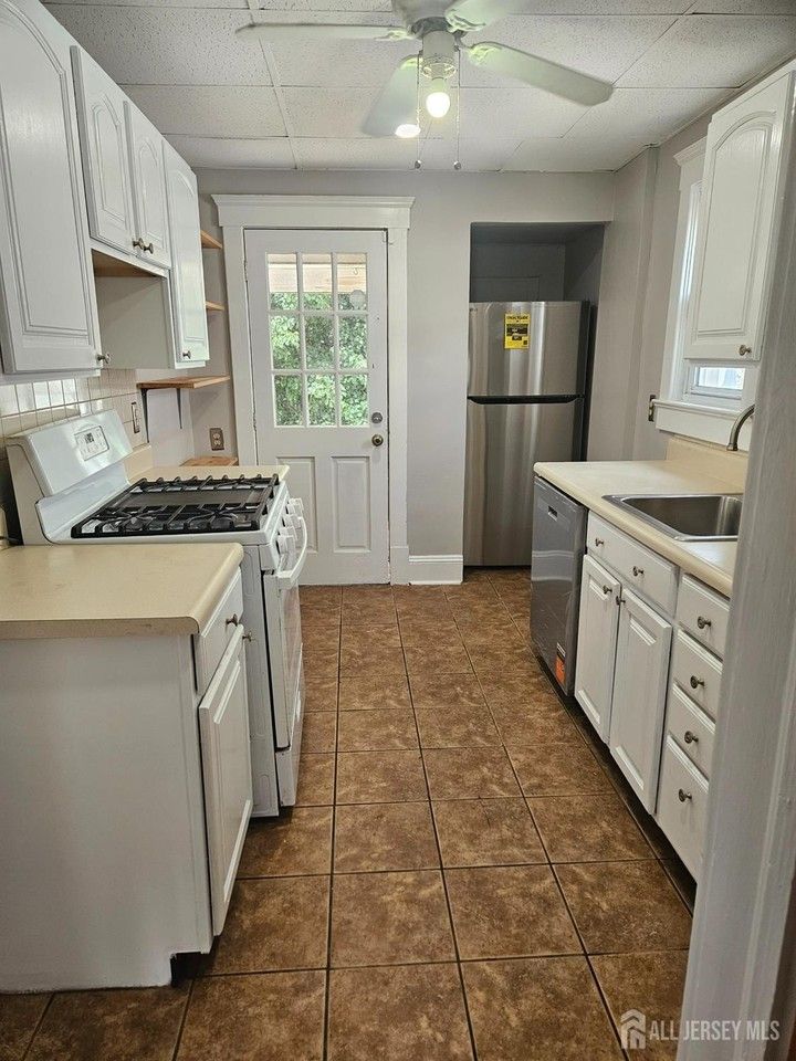 327 Berry St - Photo 4 of 8