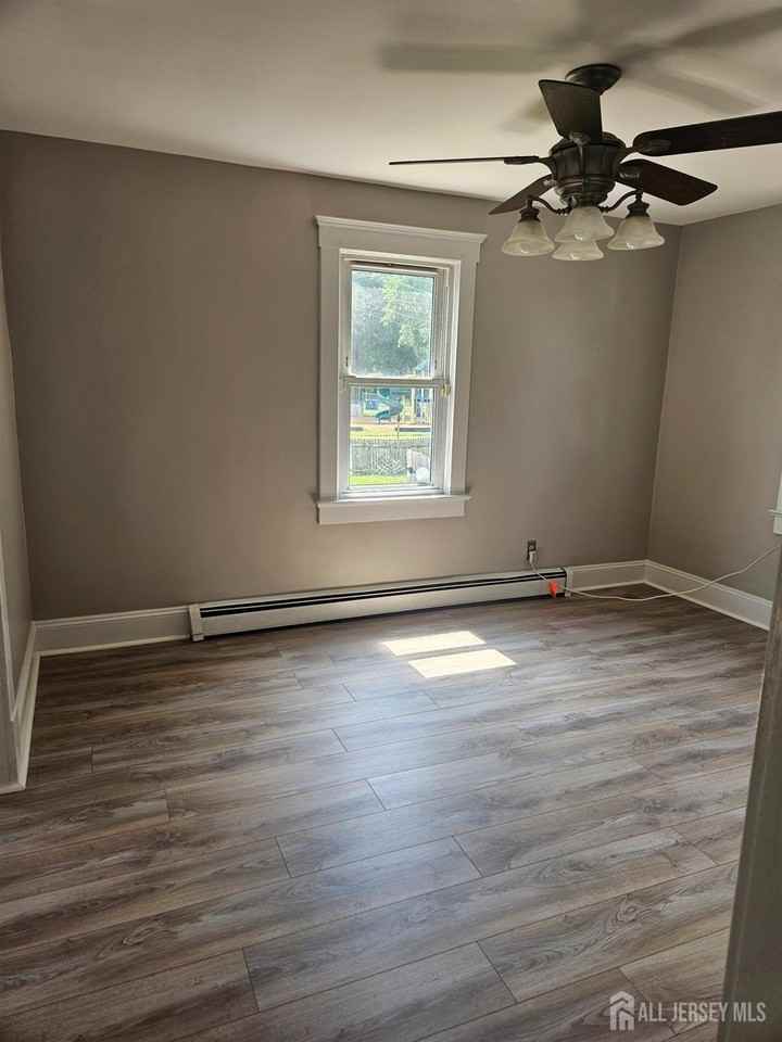 327 Berry St - Photo 5 of 8
