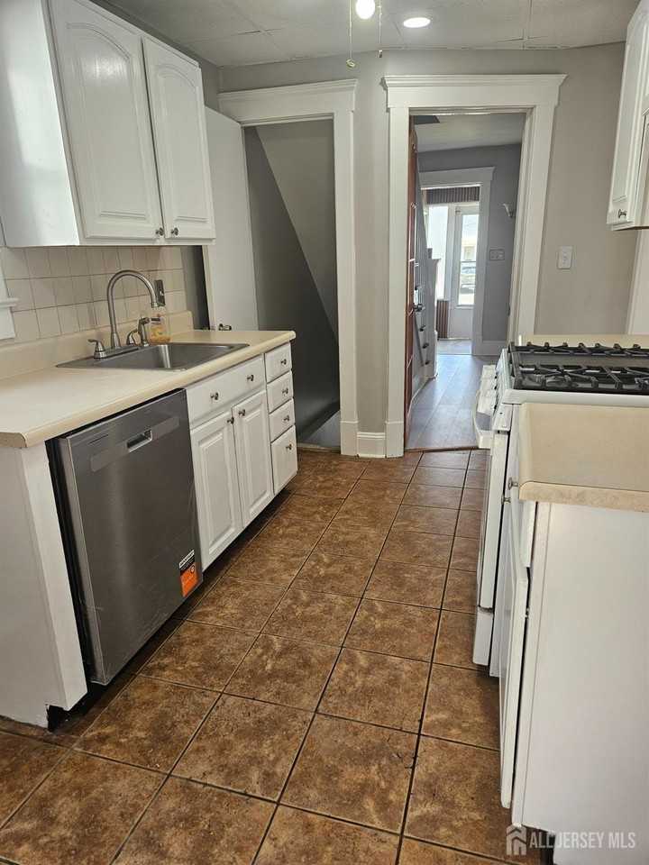 327 Berry St - Photo 6 of 8