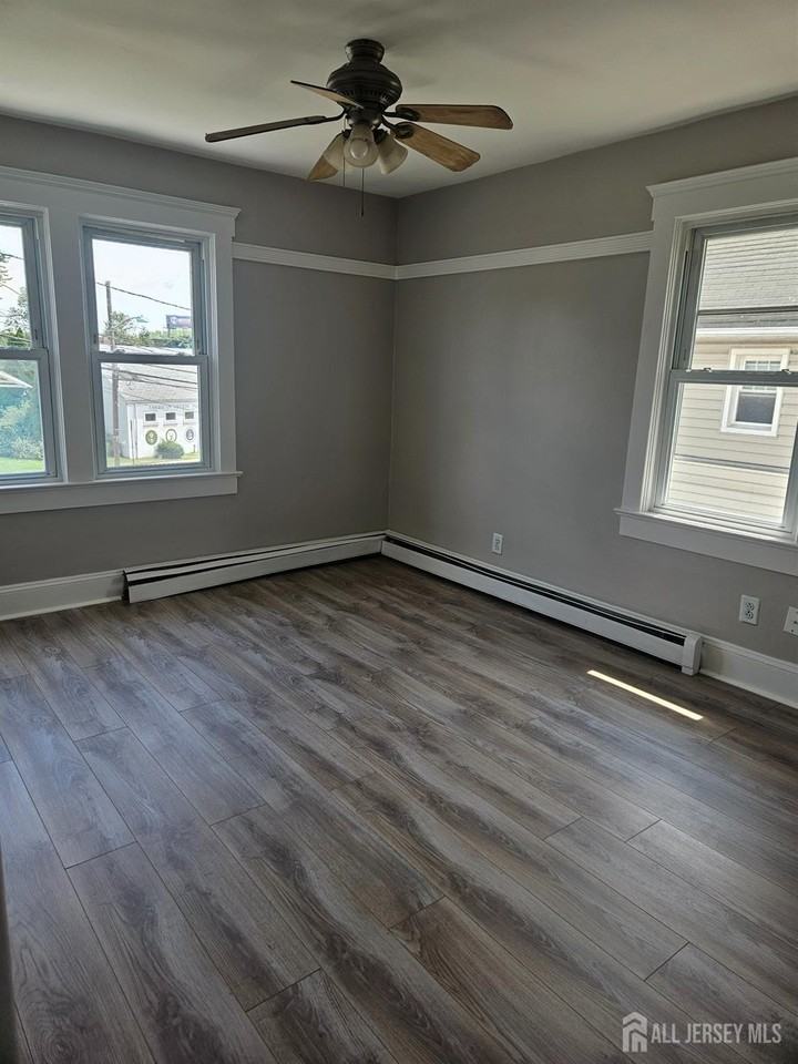 327 Berry St - Photo 7 of 8