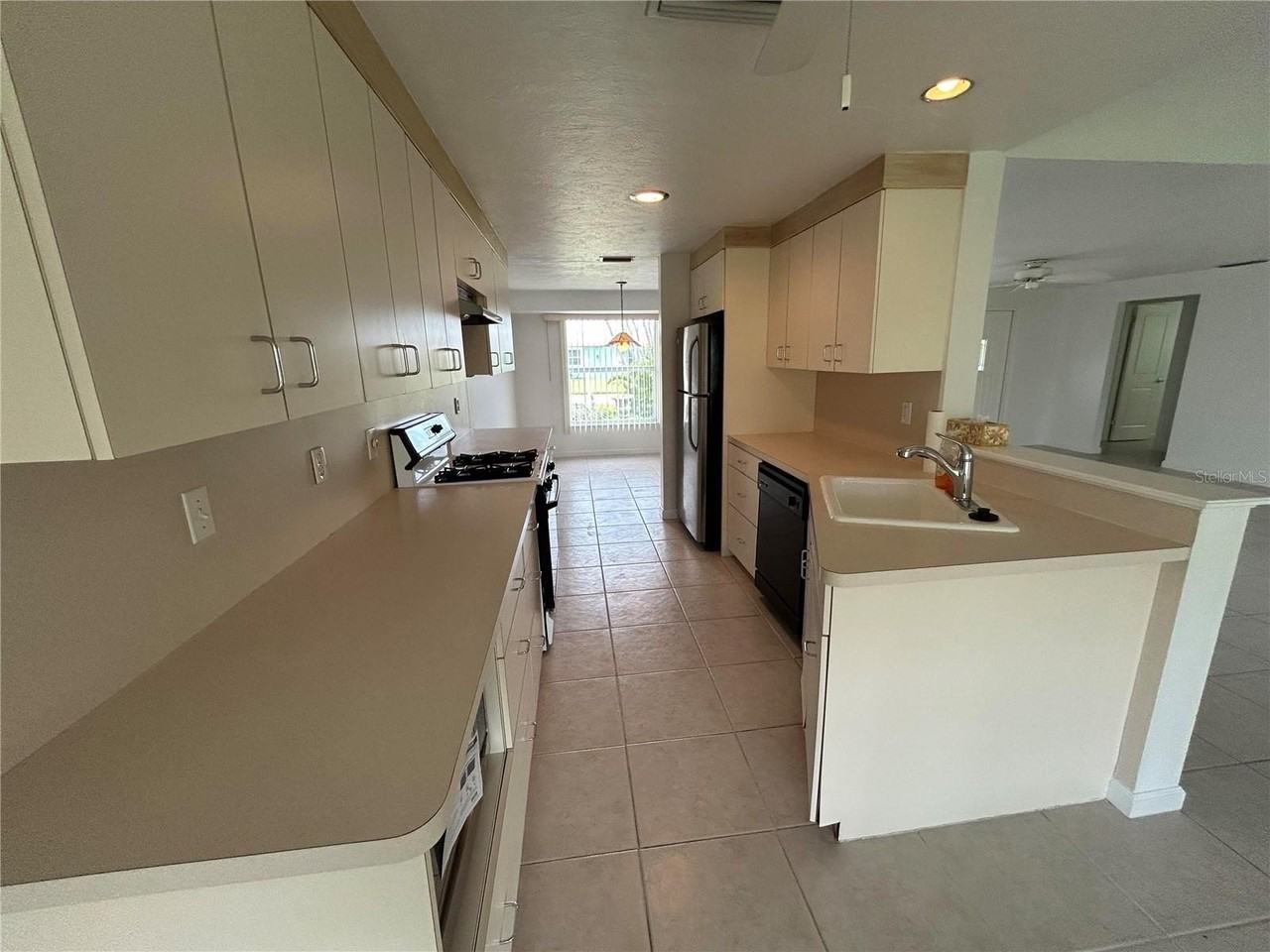 4411 Sailfish Ln - Photo 6 of 29