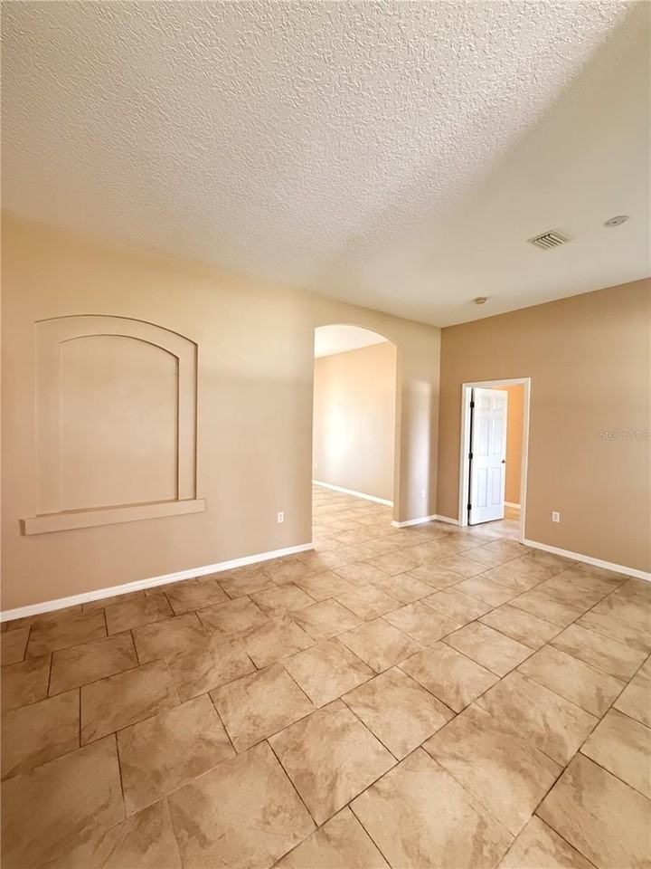 92 La Mancha Dr - Photo 5 of 30