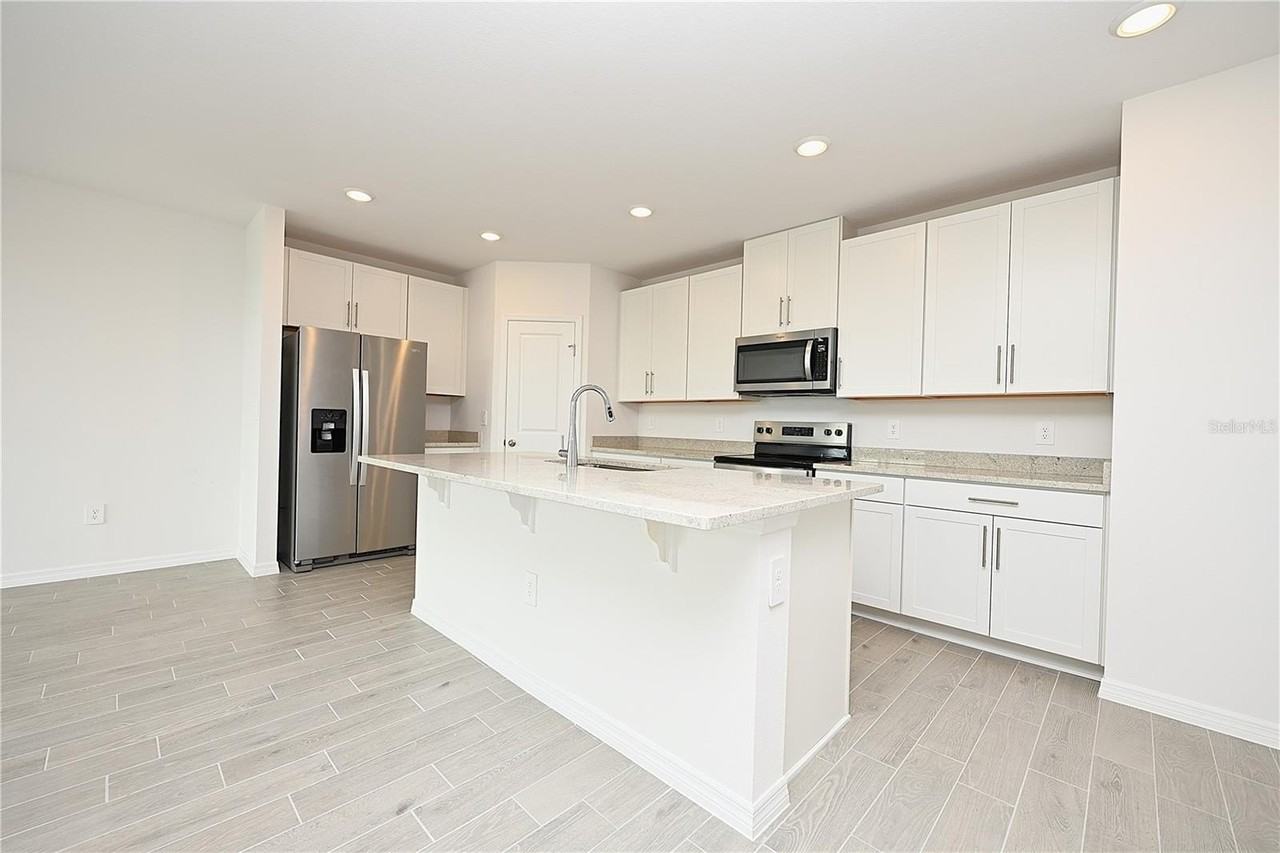 2106 Rosewood Dr - Photo 4 of 27