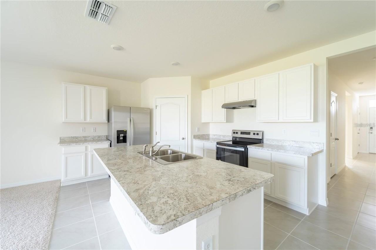 1811 Silverbell Loop - Photo 3 of 14