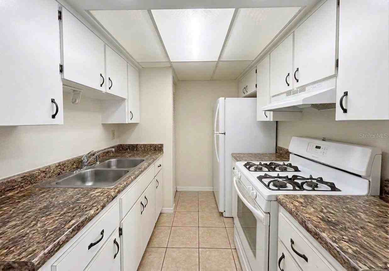 1103 Cypress Gardens Blvd #30 - Photo 4 of 11