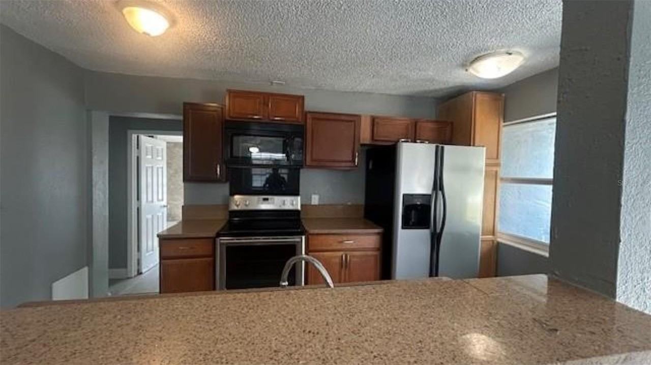 1025 25th St - Photo 3 of 17