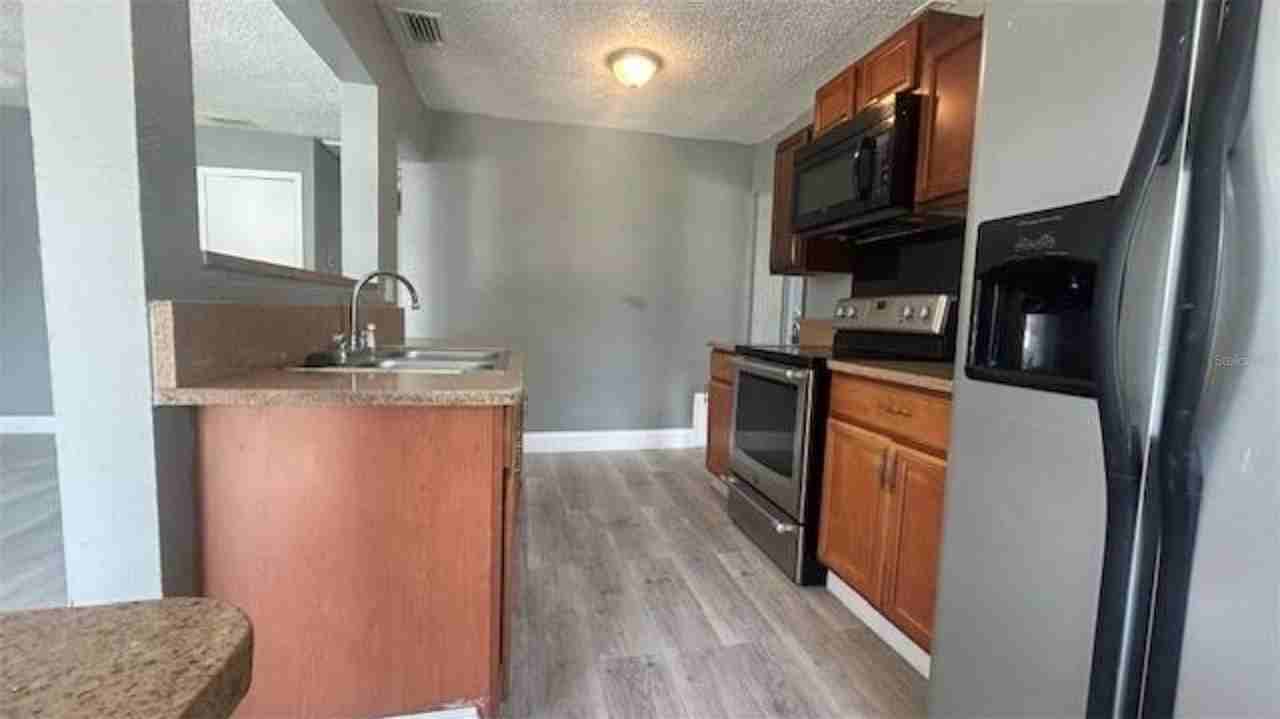 1025 25th St - Photo 4 of 17