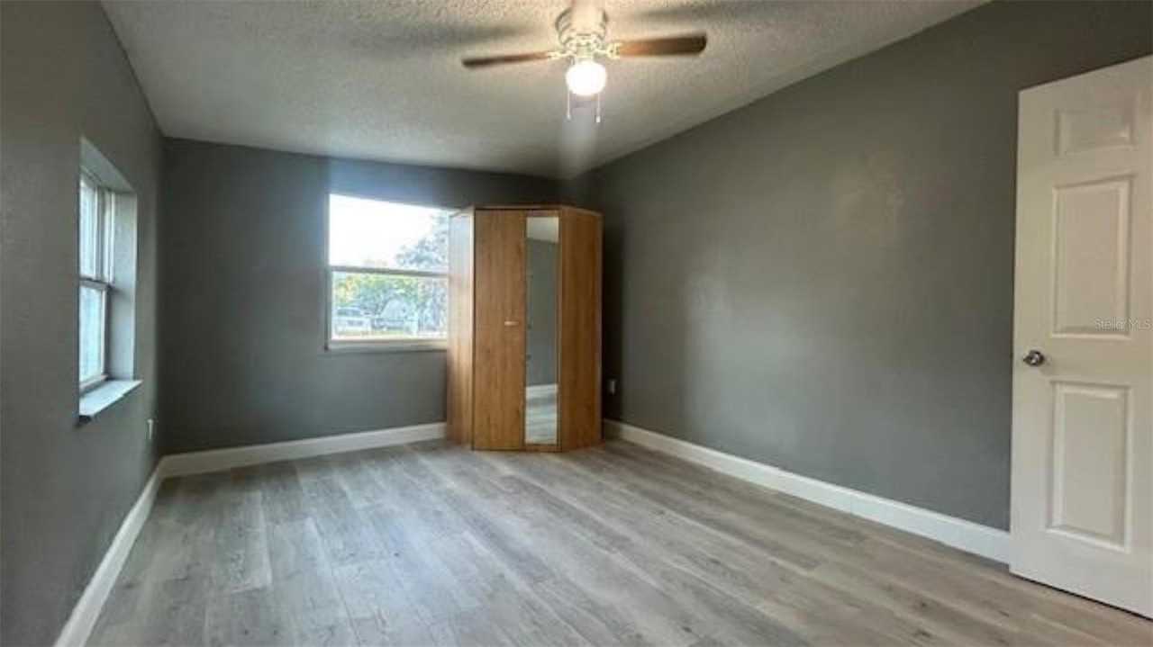 1025 25th St - Photo 6 of 17