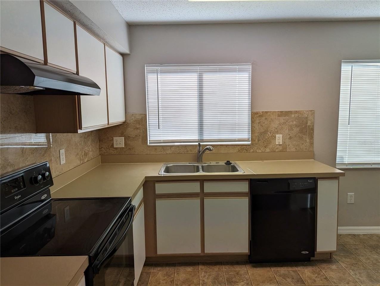 3120 Summer House Dr - Photo 4 of 13