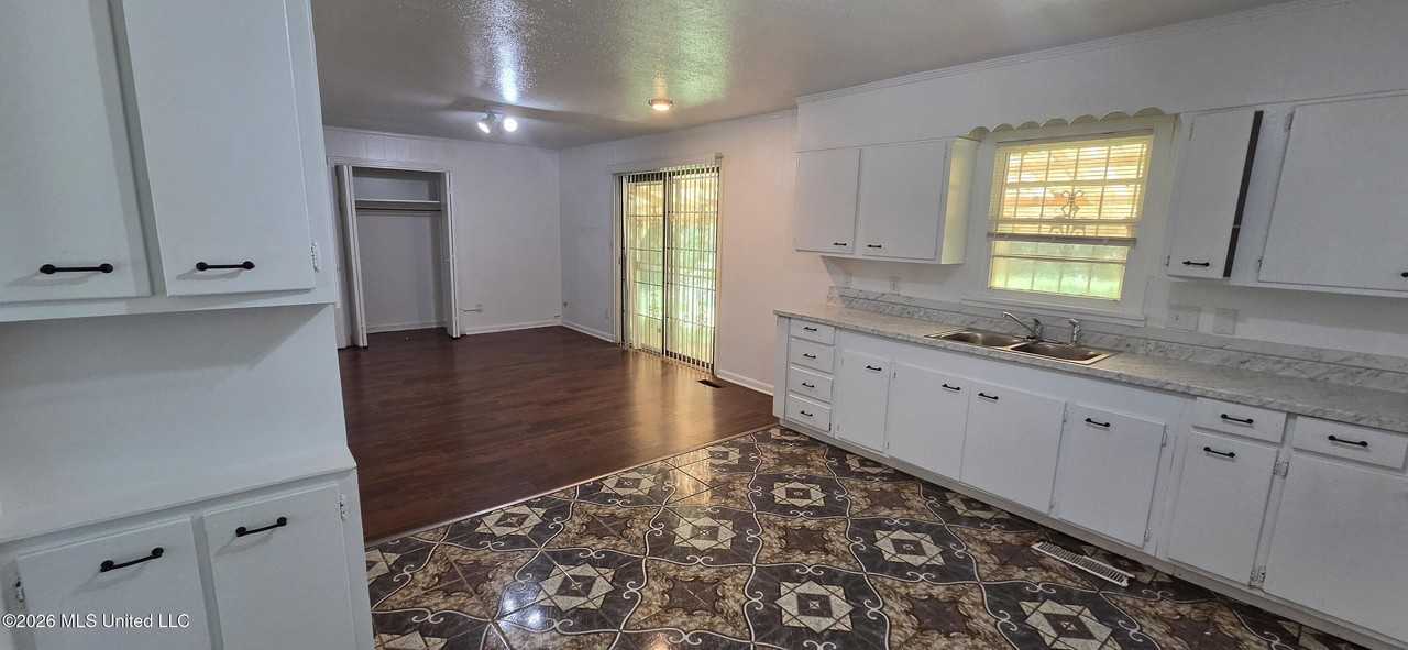 3111 Revere St - Photo 6 of 24