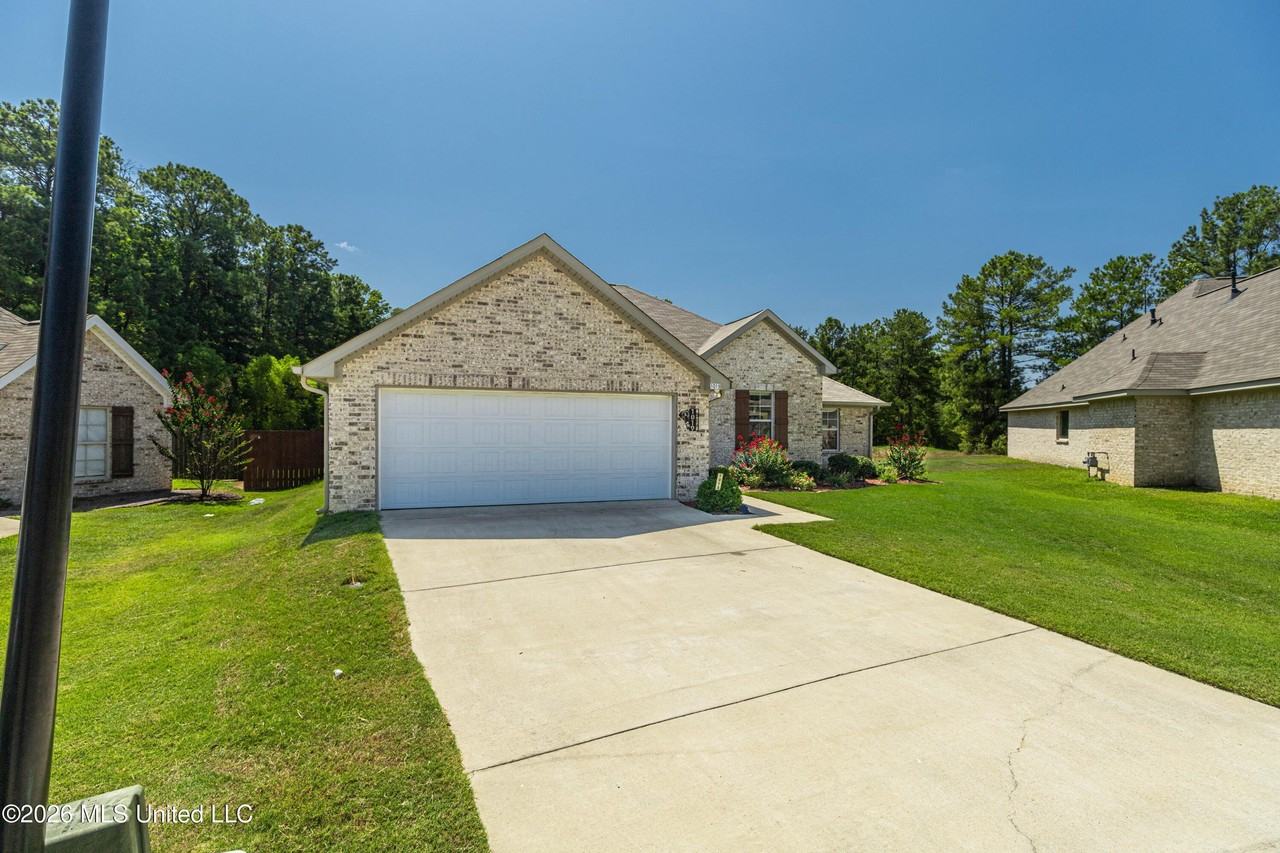 1019 Silver Cir - Photo 3 of 46