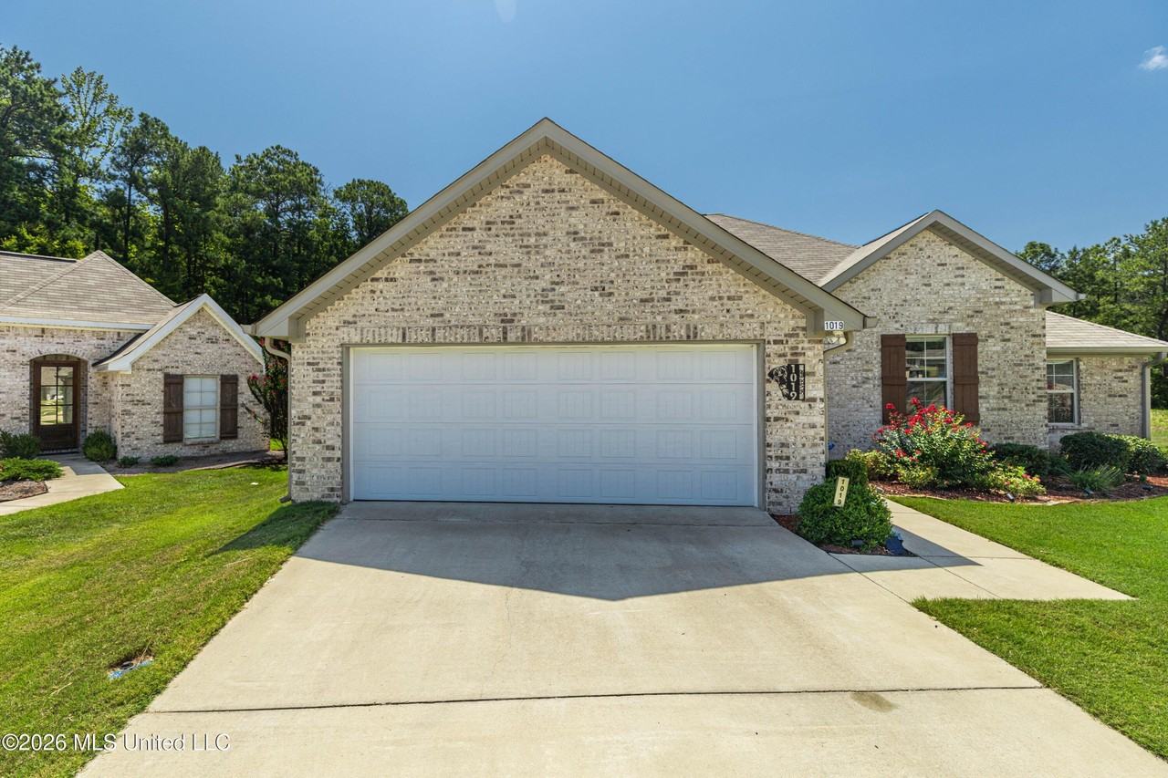 1019 Silver Cir - Photo 4 of 46