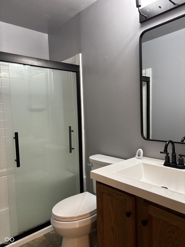 18 Hough St - Photo 4 of 6