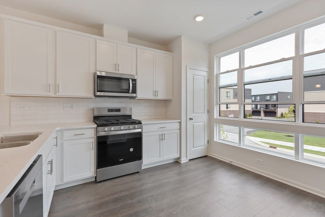 1289 Lakepointe Dr - Photo 3 of 21