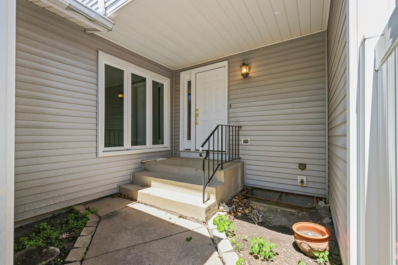 628 Martin Ln - Photo 2 of 38