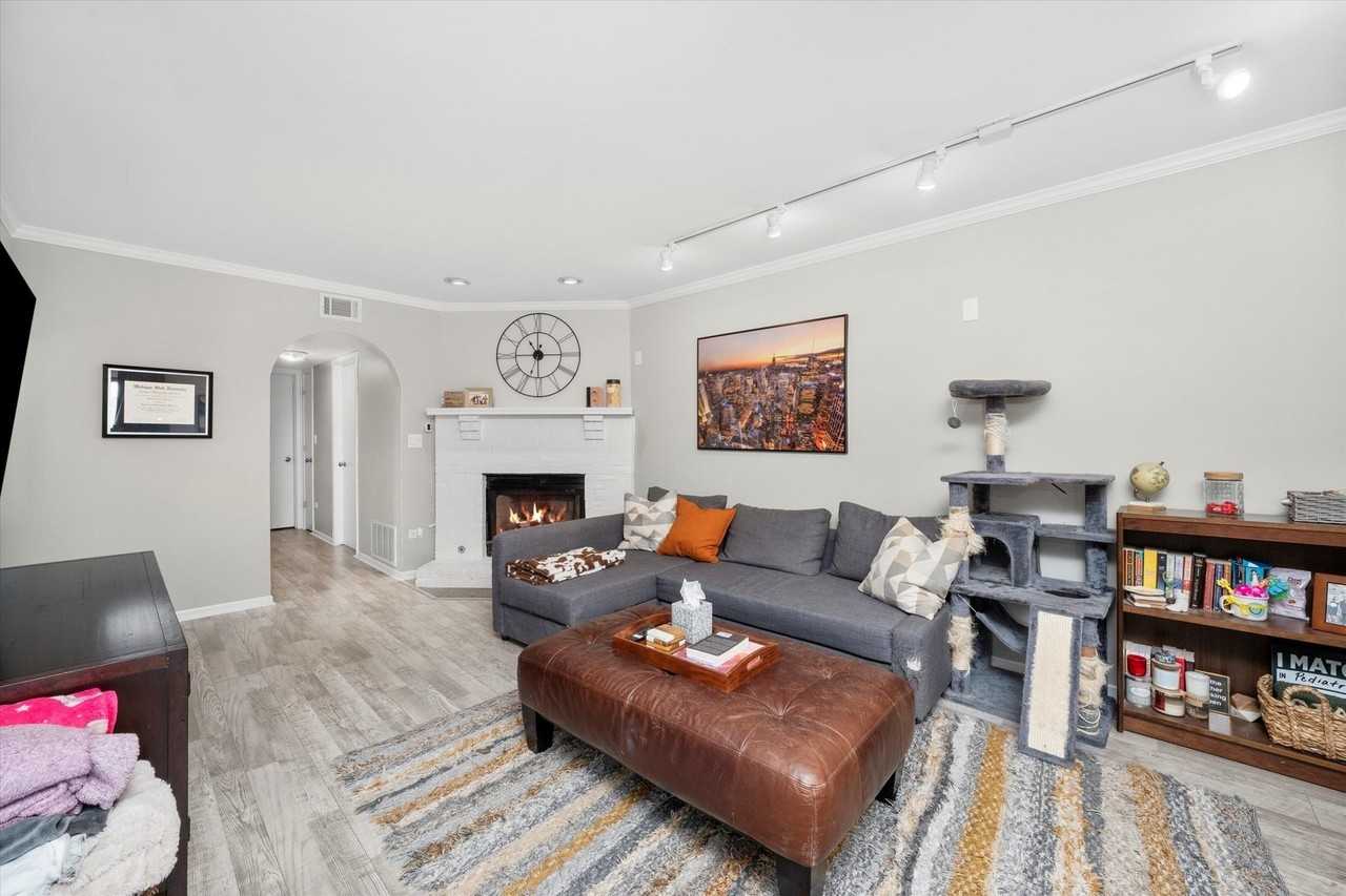 16743 Paxton Ave #3N - Photo 3 of 12