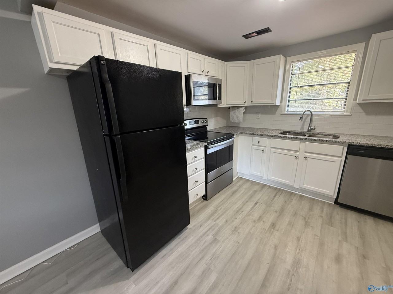 74 Derrick Dr - Photo 4 of 11