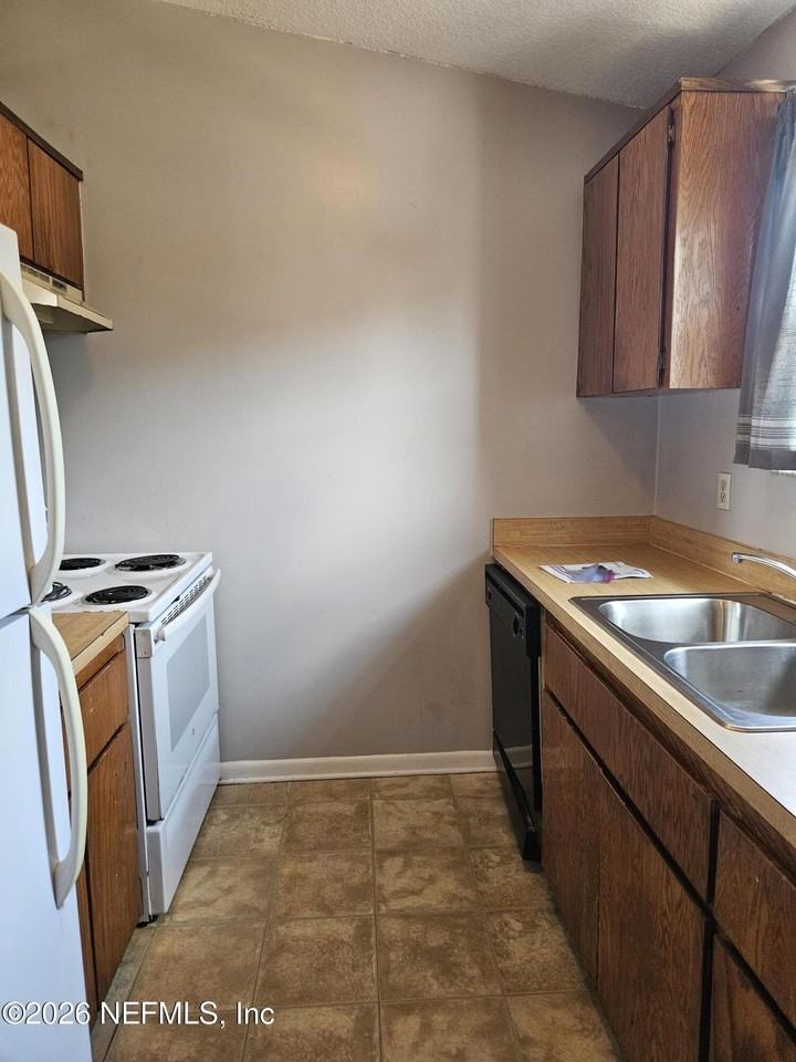 1456 Gifford Ave #B - Photo 2 of 4