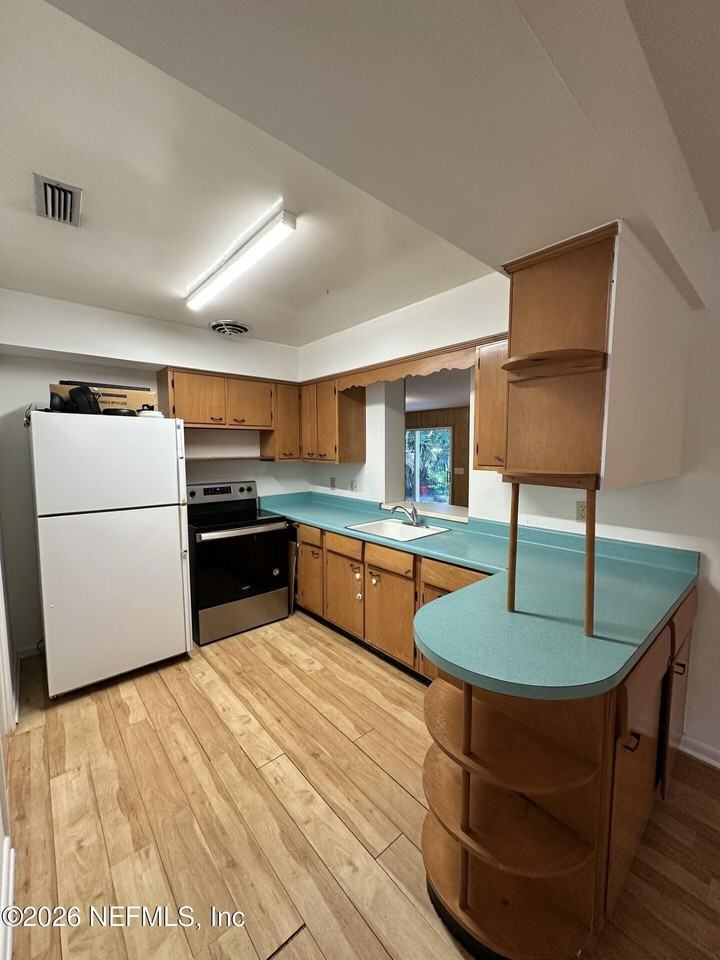 1070 E Coast Dr - Photo 4 of 17