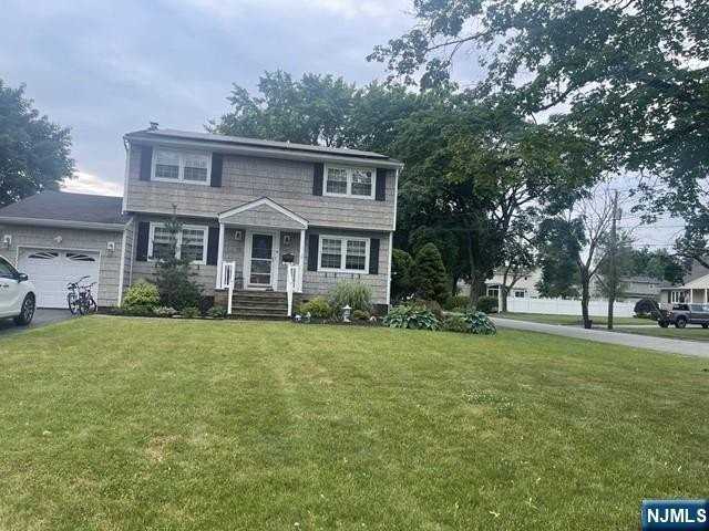11 Benjamin Pl - Photo 2 of 25